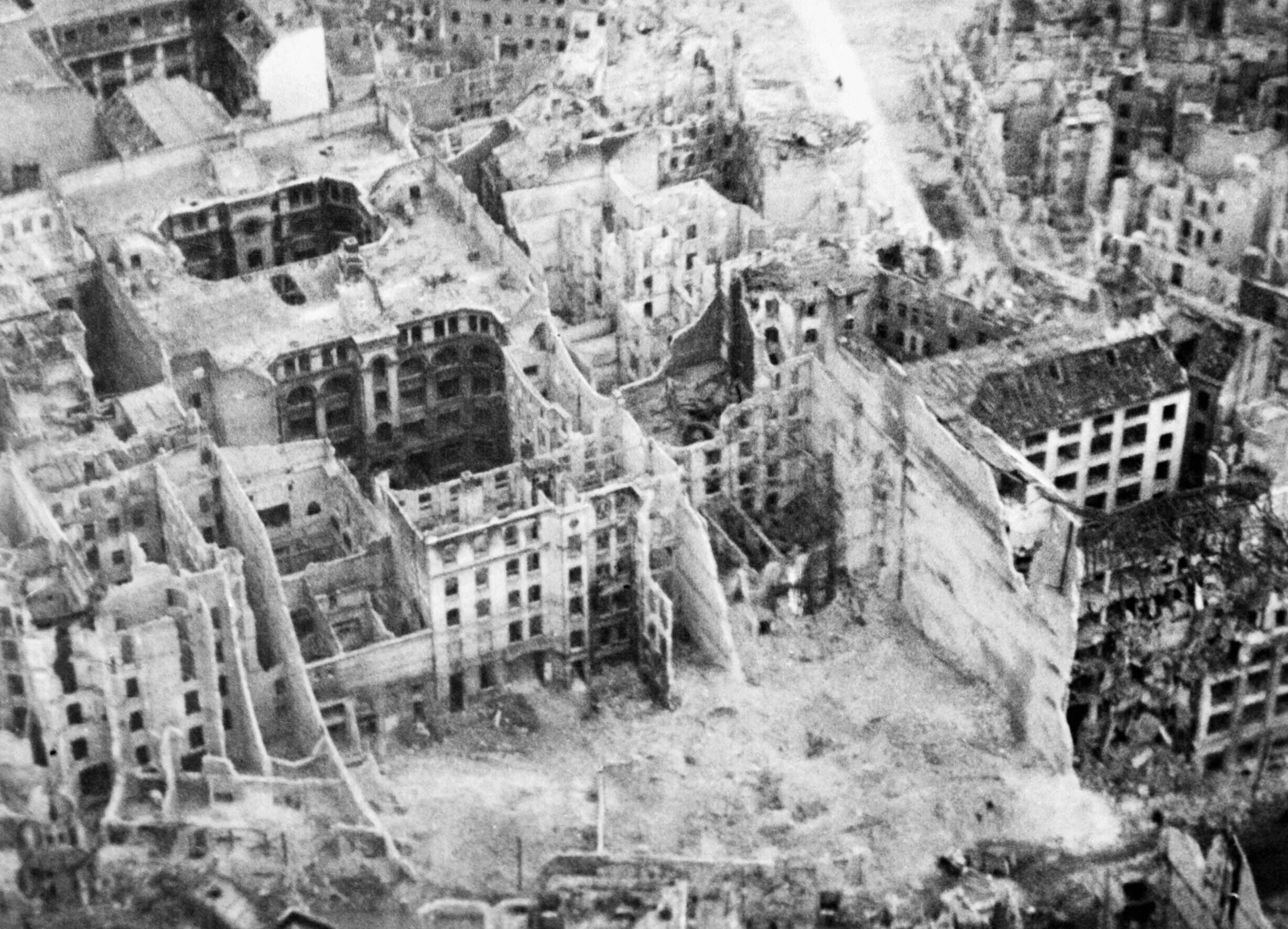 Город разрушенный во время войны. Бомбардировка Берлина 1945. Разрушенный Берлин 1945. Берлин после войны 1945. Бомбардировка Берлина в 1941.