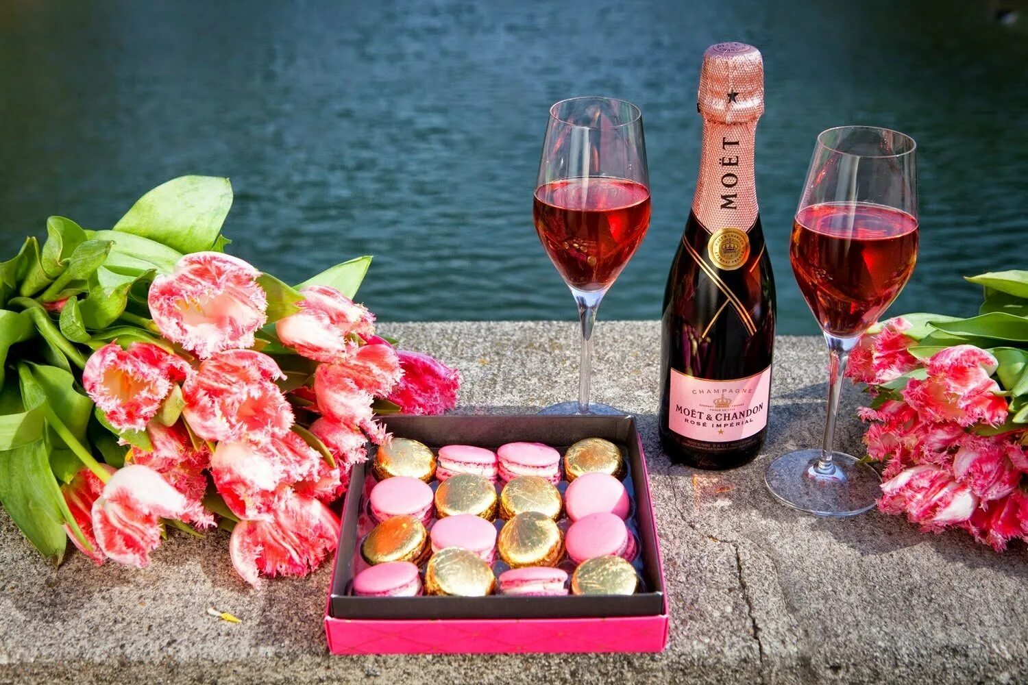 Начало юбилея как начать вечер. Цветы и шампанское. Цветы шампанское конфеты. Торт шампанское цветы. Цветы вино конфеты.