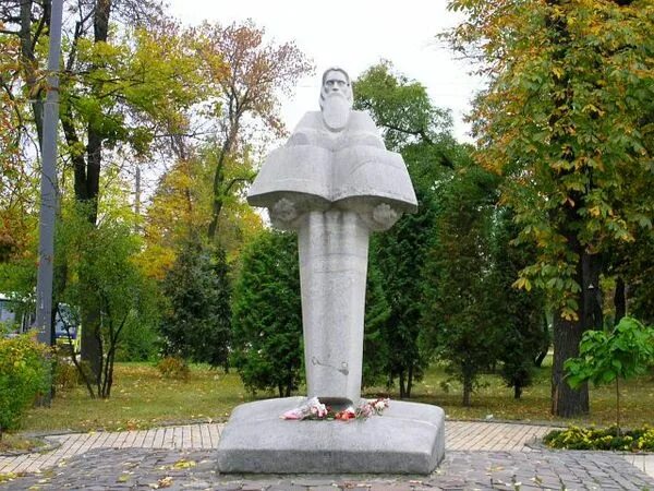 Памятники нестору летописцу находятся в киеве, владимире. Памятник нестору летописцу в москве. Памятник нестору летописцу. Нестор памятник киев. Памятник нестерлетопискц.