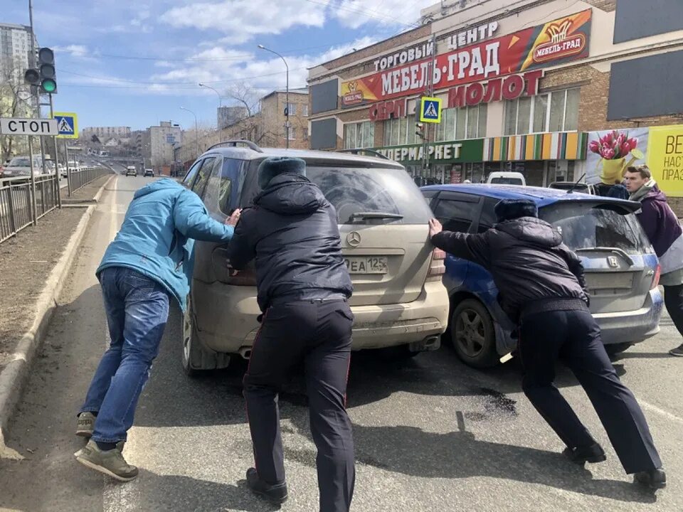 Почему глохнет на светофоре. Заглох на дороге. Заглох на светофоре. ДПС Владивосток. Сотрудники ГИБДД Владивосток.