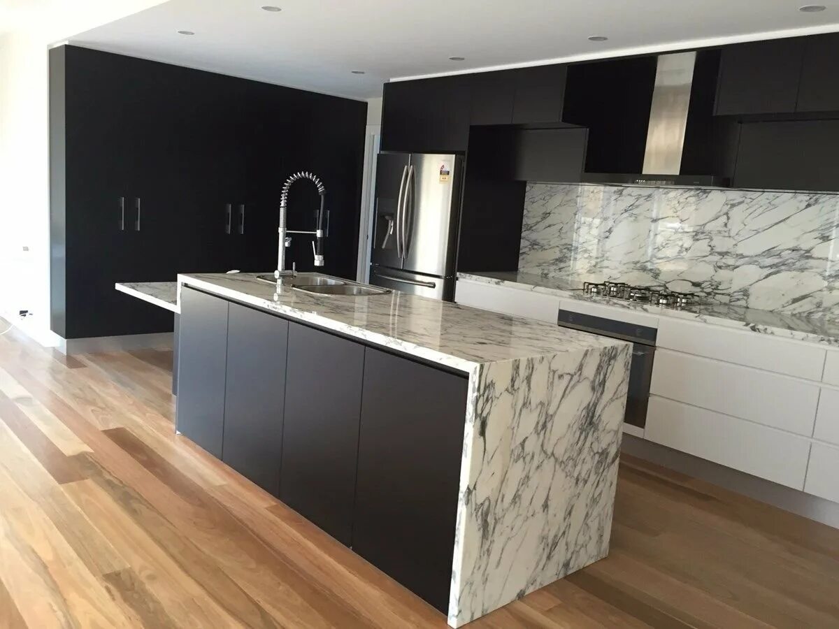 кухонный гарнитур под мрамор