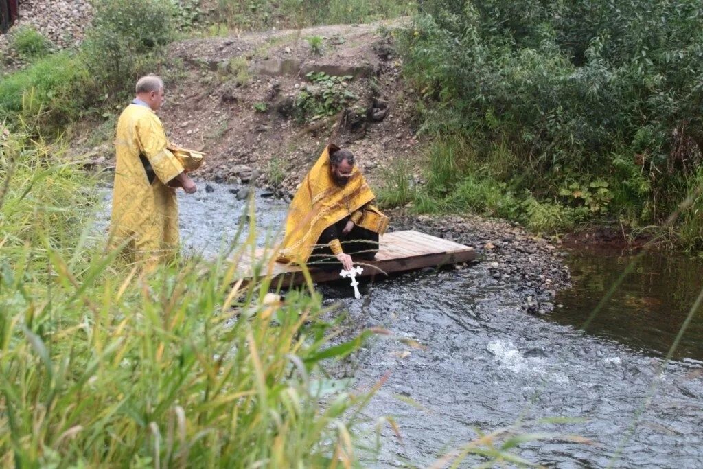 Мокрый спас. Водосвятие на медовый спас. медовая река.
