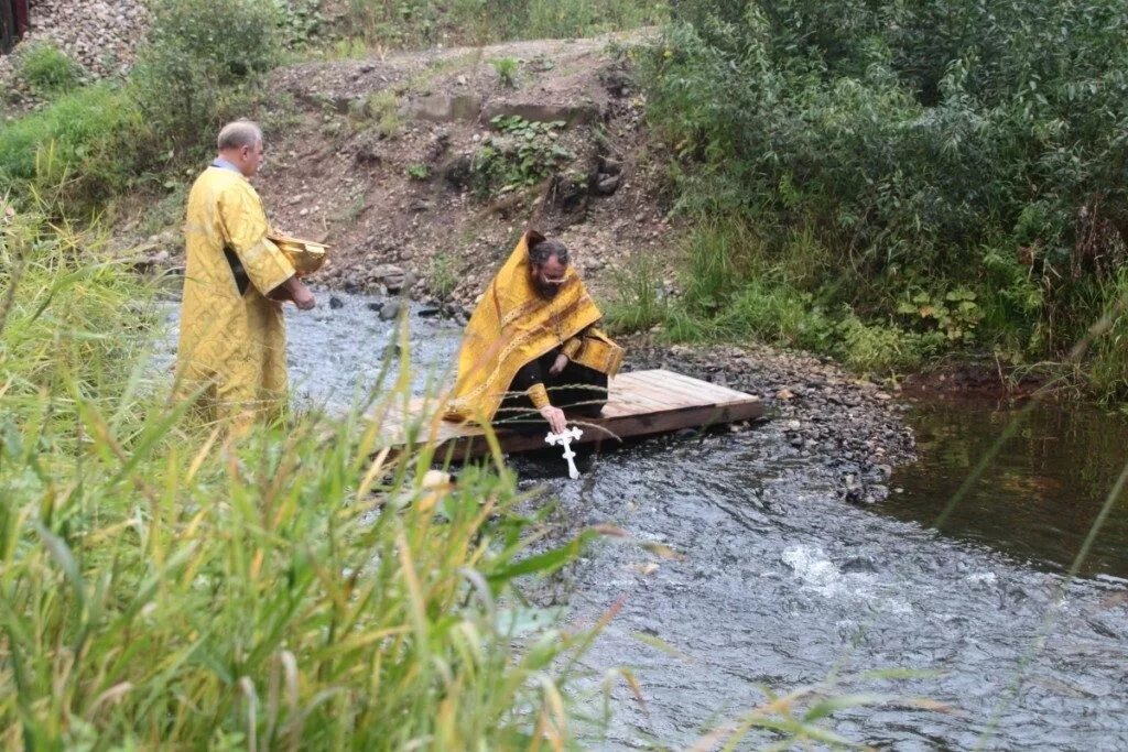 Медовый спас освящение воды. Освящение воды. Мокрый спас. Медовая река. Спас 1 канал