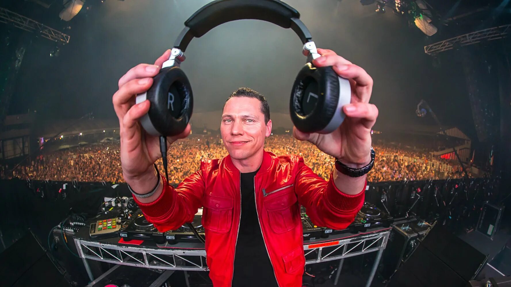 самые крутые треки года. самые крутые треки года. маршмеллоу музыкант. самый лучший трек. девушка диджей в ночном клубе.