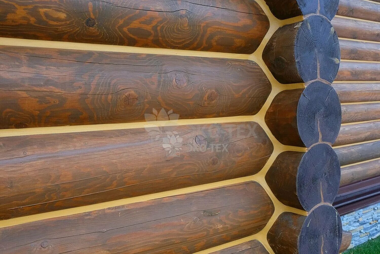 конопатка оцилиндрованного сруба. конопатка сруба. межвенцовый герметик для сруба. межвенцовый герметик. теплый шов на конопатку.