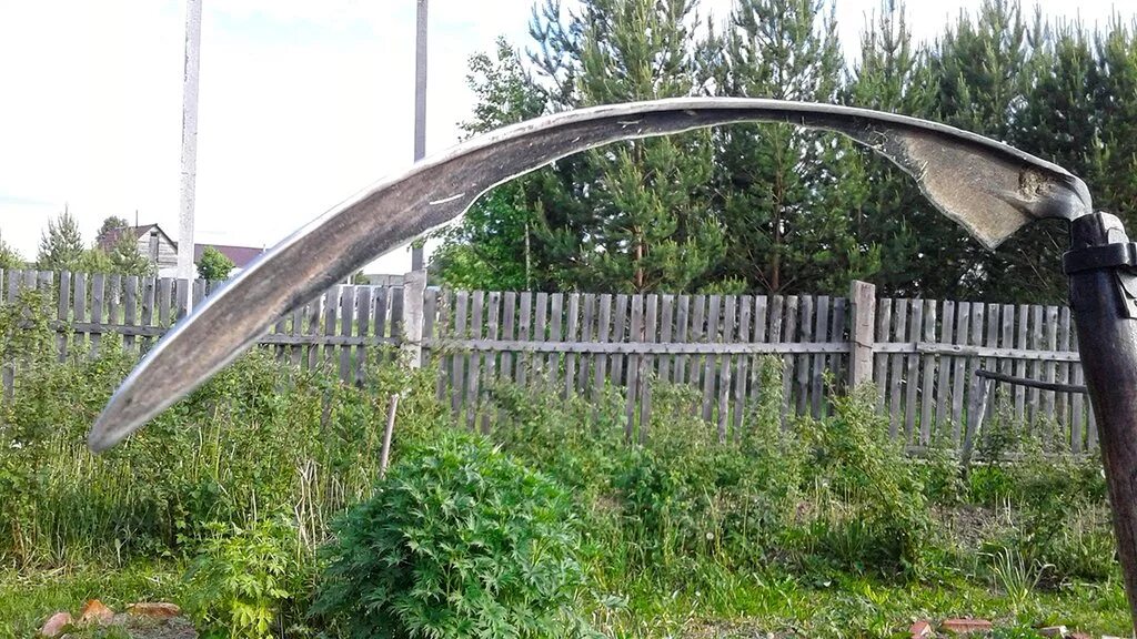 Коса литовка почему. Коса для травы старая. старая коса инструмент. коса старинная. старинная отбивать косу.