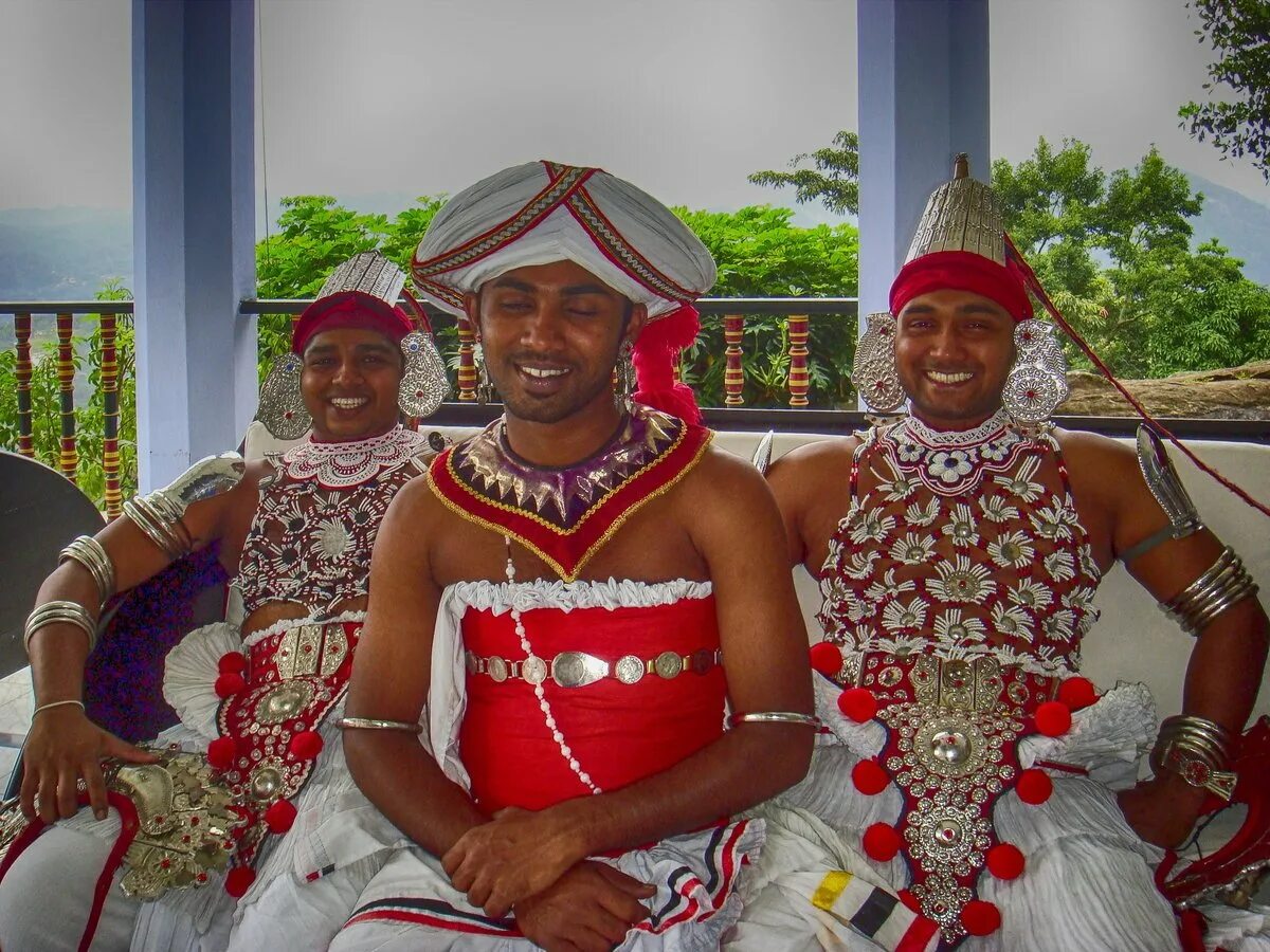 Шри ланка народ. Сингалы Шри Ланка. Нац одежда Шри Ланка. Национальный головной убор Шри Ланка. Шри Ланка нац костюм.