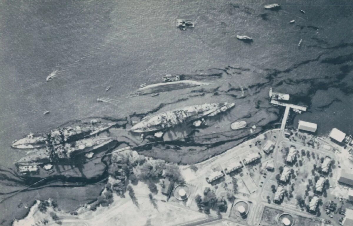 Перл харбор число. Линкор оклахома перл харбор. Атака на пёрл-харбор. Атака японии на пёрл-харбор (7 декабря 1941 г. Атака японии на перл-харбор 7 декабря 1941.