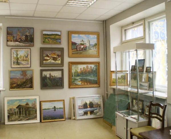 Третьяковская галерея цдх интерьер. Выставочный зал дом художника. Выставочный зал калуга. Галерея художника переславль-залесский. Дом музей озерова коломна.