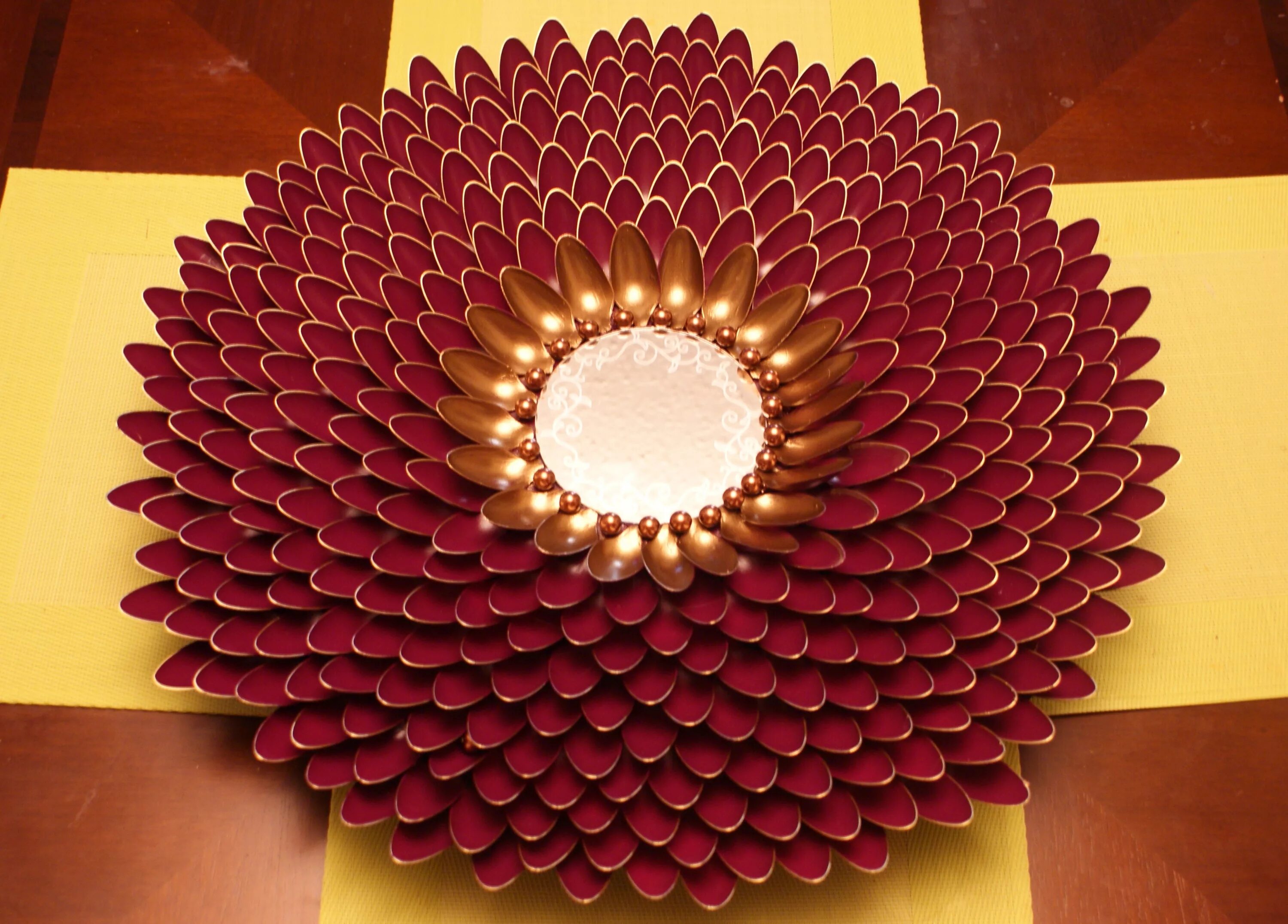 Игрушка из фетра сердце. Гирлянда яйцо на подставке. Квиллинг музыкальные инструменты. Квиллинг музыкальные инструменты. Изделия из ракушек.