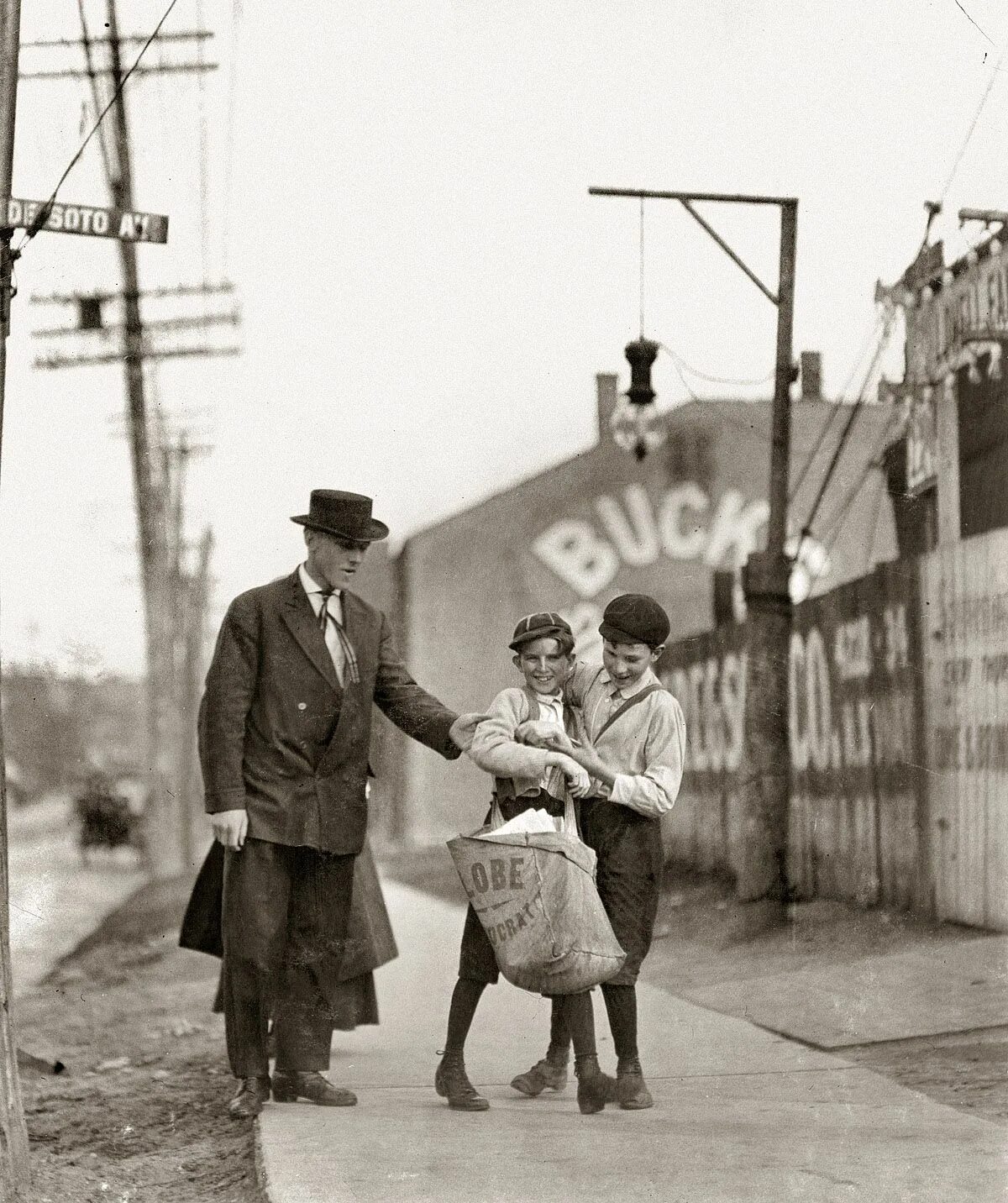 Года начала 20 го века. Льюис Хайн мальчишка-газетчик. Социальная фотография Льюис Хайн. Люди начала 20го века США. Америка начала 20 века люди.