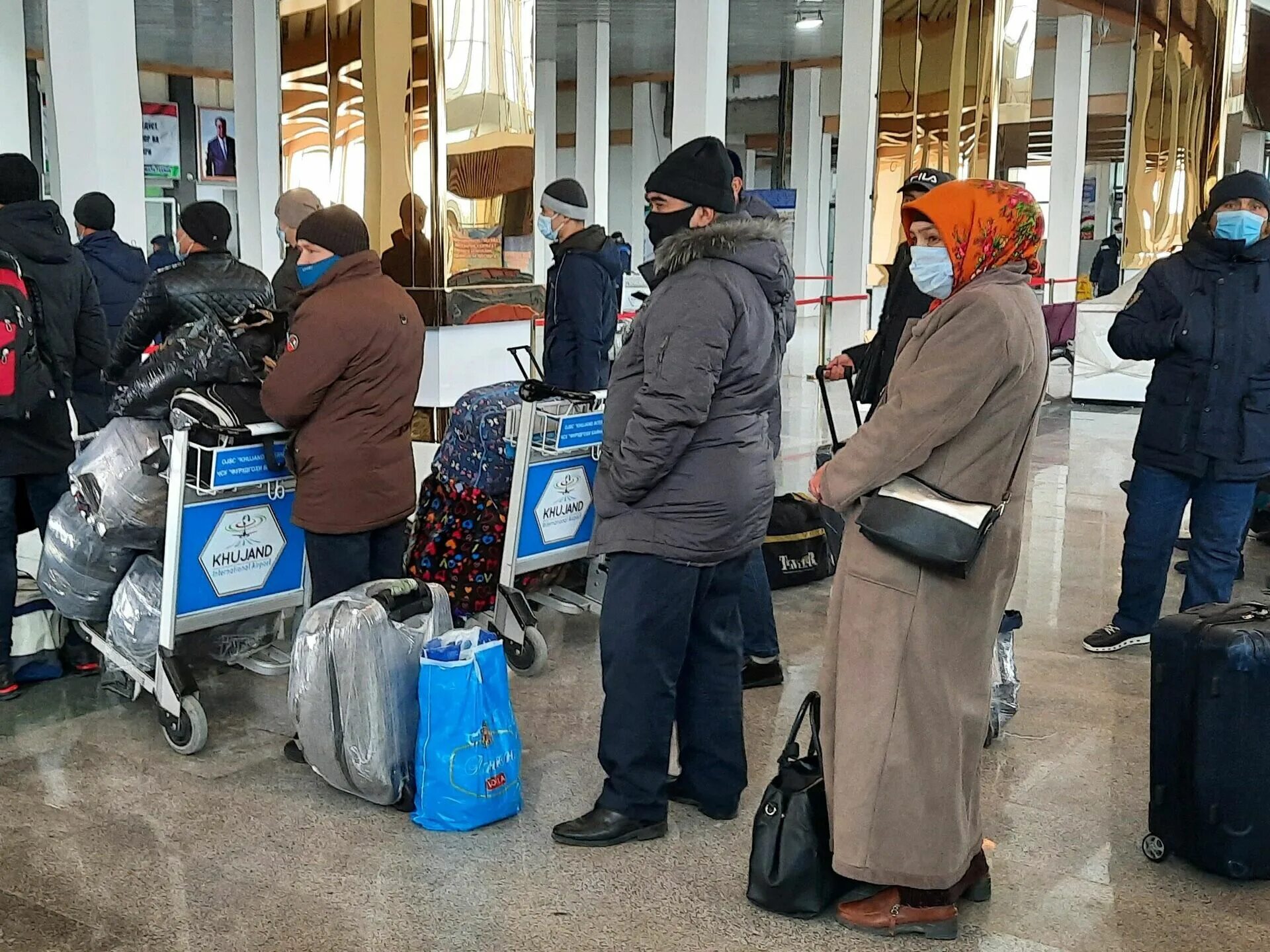 Таджикский менять. Аэропорт Худжанд Таджикистан. Аэропорт Худжанд 2022. Трудовые мигранты в аэропорту. Очередь в аэропорту.