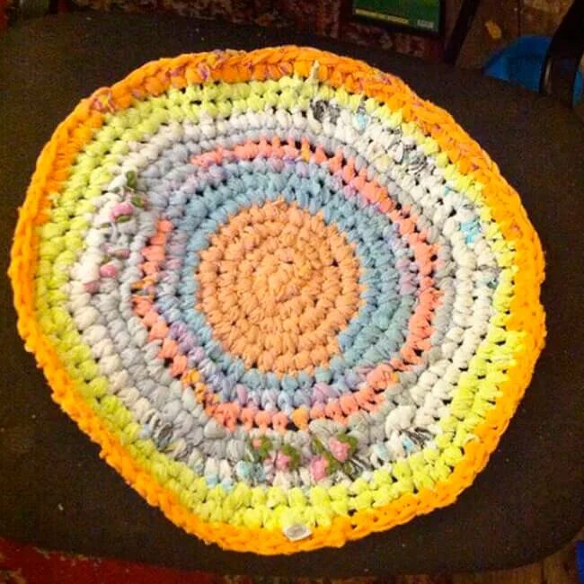 Коврик из косичек. Вязаные коврики из колготок. Коврик из колготок капроновых. Коврик из капроновых чулок. Ковер из старых вещей.