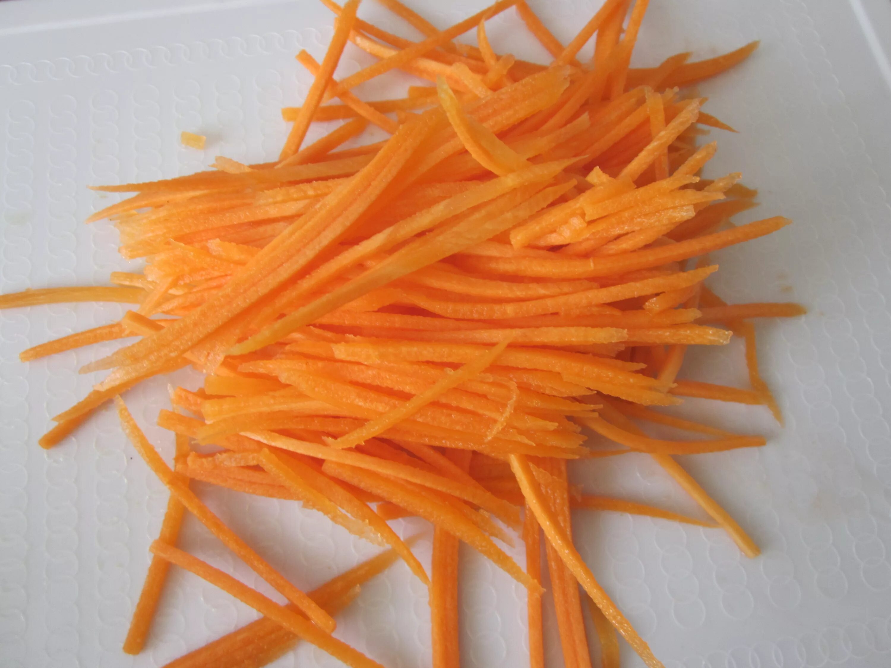 мелкая соломка картофель. сельдерей стебель морковь брусочками. жюльен (julienne). нарезка. жюльен (julienne).