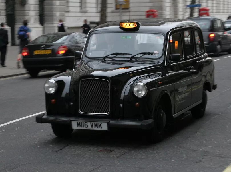 Как переводится face taxi. Жёлтый лондонский кэб. Кэб в англии. Лондонский кэб 2021. Taxis are also.