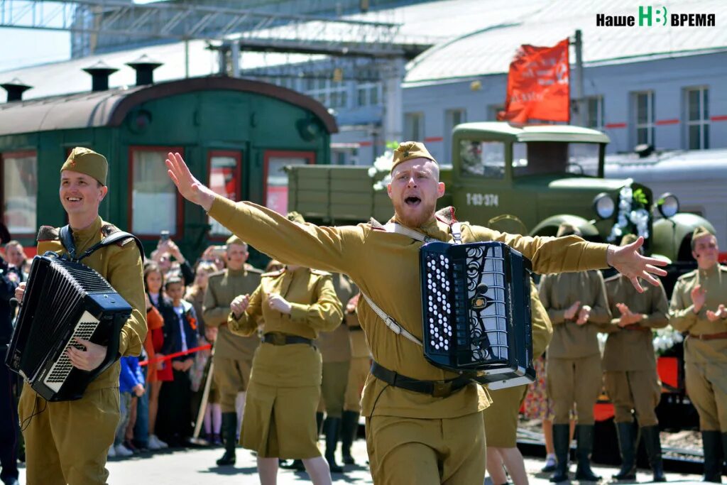 3 июля ростов. Поезд Победы в Ростове. С днём Победы 9 мая картинки ретро. Флешмоб медики в день Победы. День Победы яркий праздник.