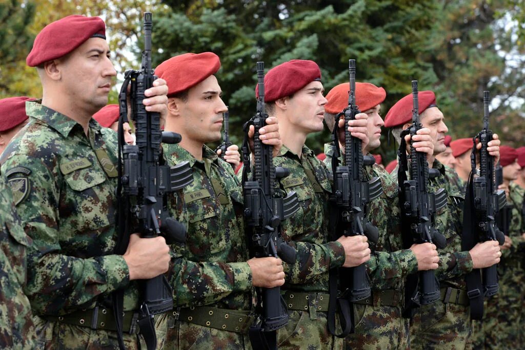 Берет сербии. Сербский спецназ береты. Сербская армия. Вс Сербии 1999. Спецназ Сербии красные береты.
