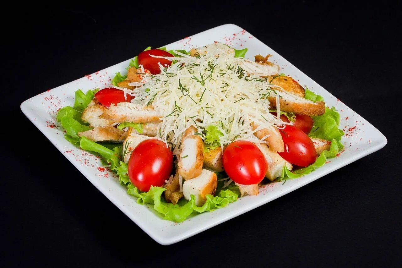 Салат помидор сыр курица копченая мак. Цезарь с копченой курицей. цезарь с копченой курицей и сухариками. салат цезарь с курицей классический. салат цезарь с курицей и помидорами.