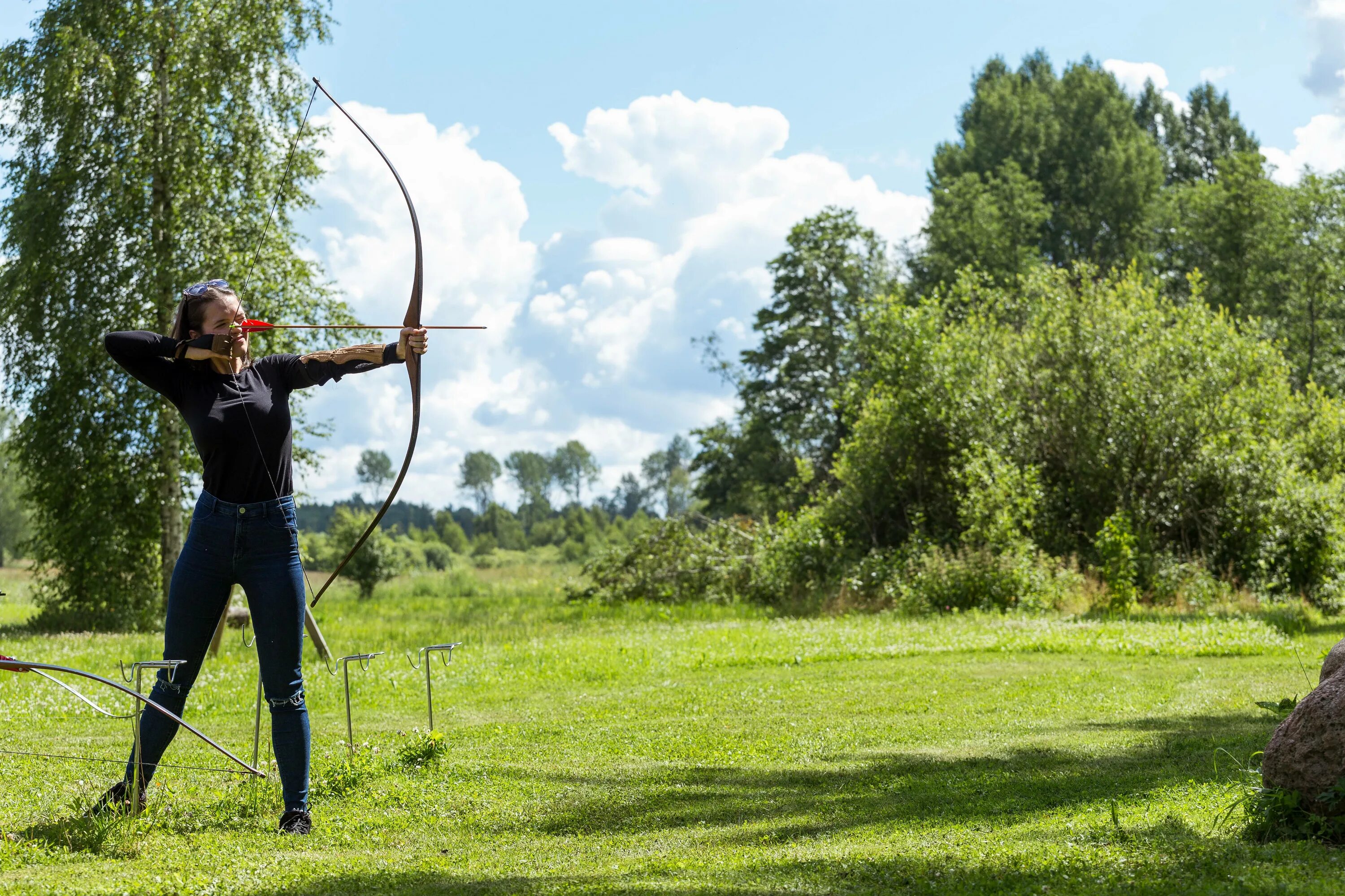 Включи видео лук. Сара Боуман Archery. Стрельба из лука. Стреляет из лука. Человек стреляет из лука.