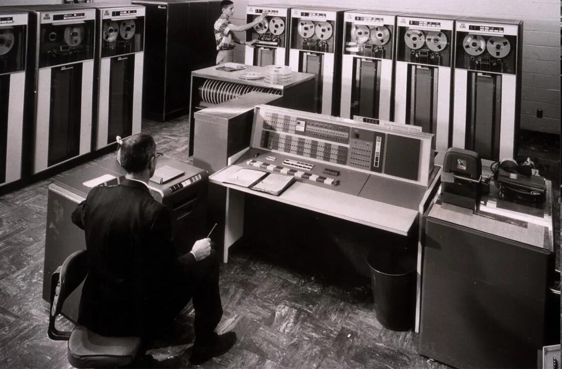 Второго и третьего поколения. Мэйнфрейм IBM 7090. Компьютер IBM 7090. IBM 7090 ЭВМ. Транзисторные компьютеры (IBM 7094).