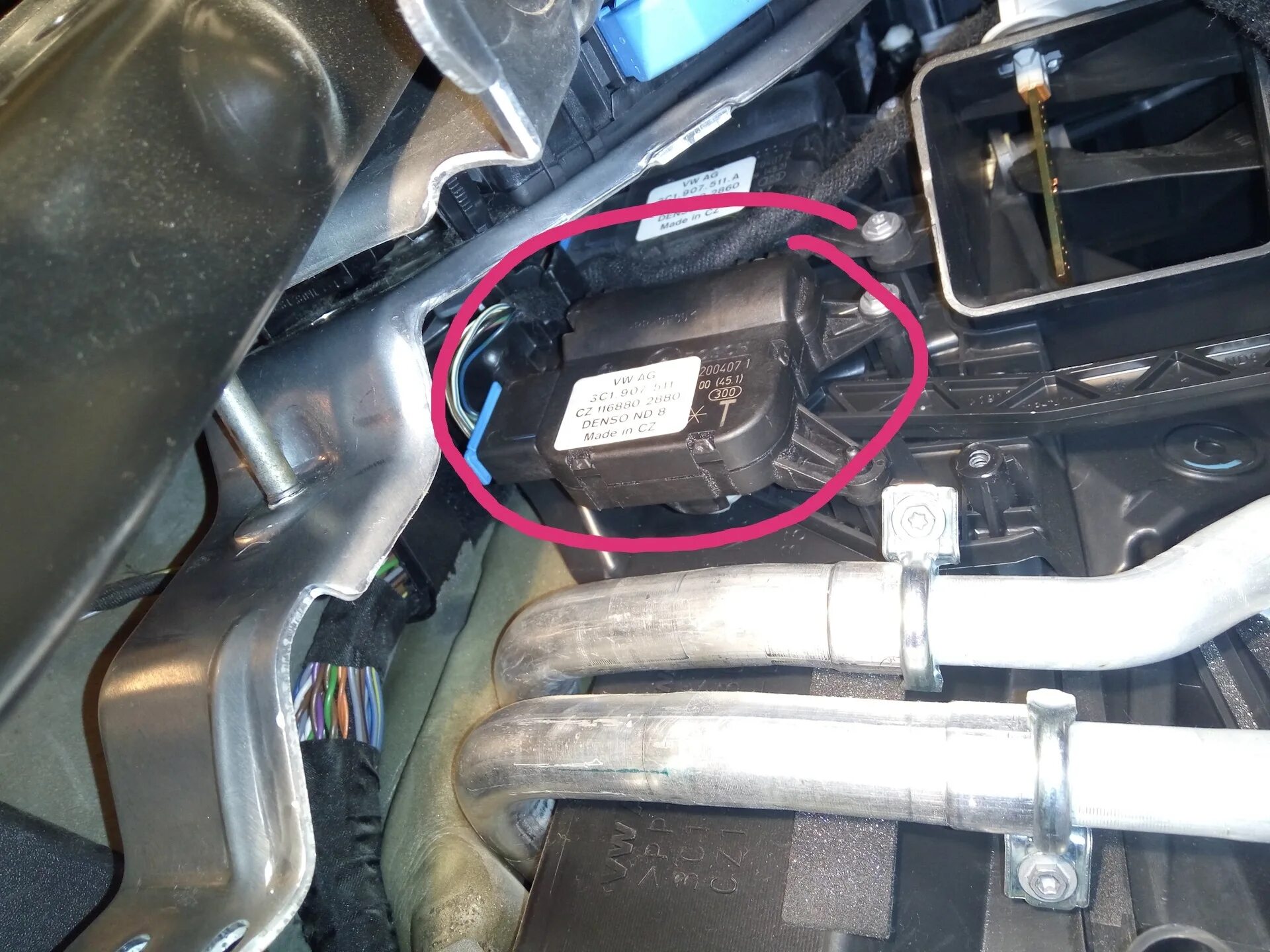 Не работает печка пассат б6. Заслонки печки passat b6. трубки печки пассат б6. штуцер печки пассат б6. печка vw passat b6 tdi.