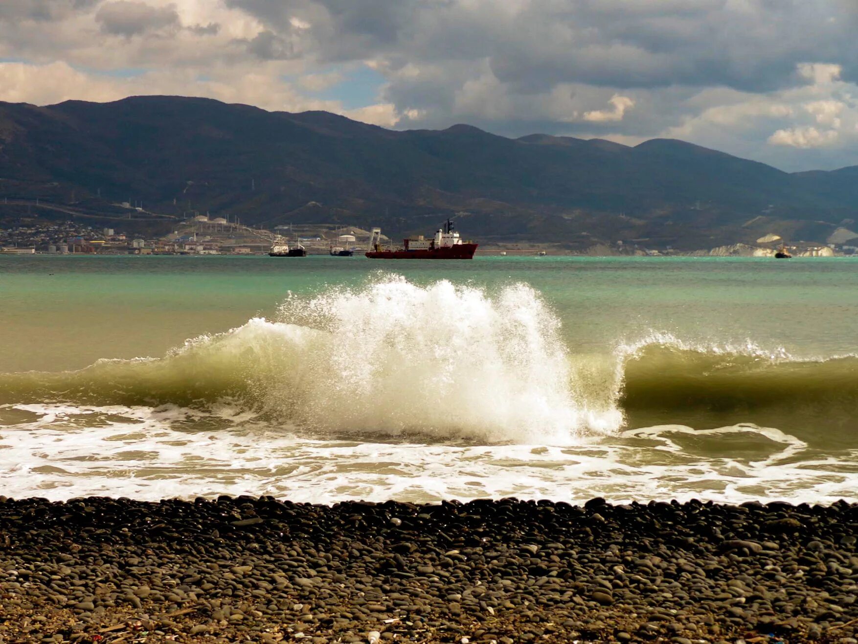 Новороссийск novorossiysk море. Берег черного моря Новороссийск. Чёрное море новоросиск. Шторм в Новороссийске.