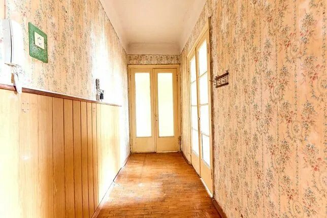 Офис в сталинке. Квартира требует ремонта. Сталинки квартиры внутри. Квартира без ремонта. Комната без мебели.