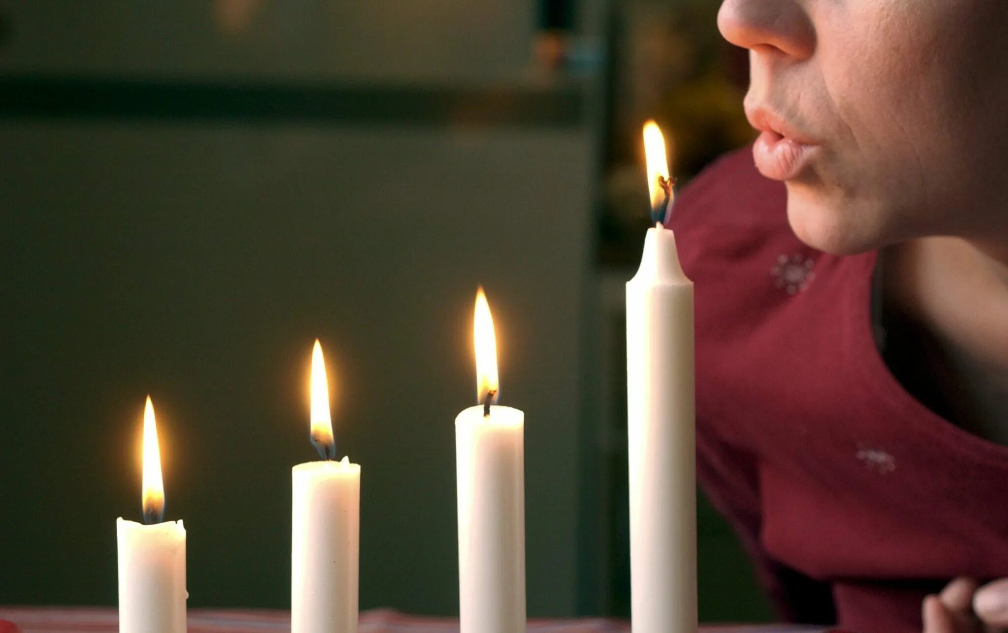 Дуем на свечку. Задувает свечу. Свеча гаснет. Потухшие свечи. Затуши свечку.