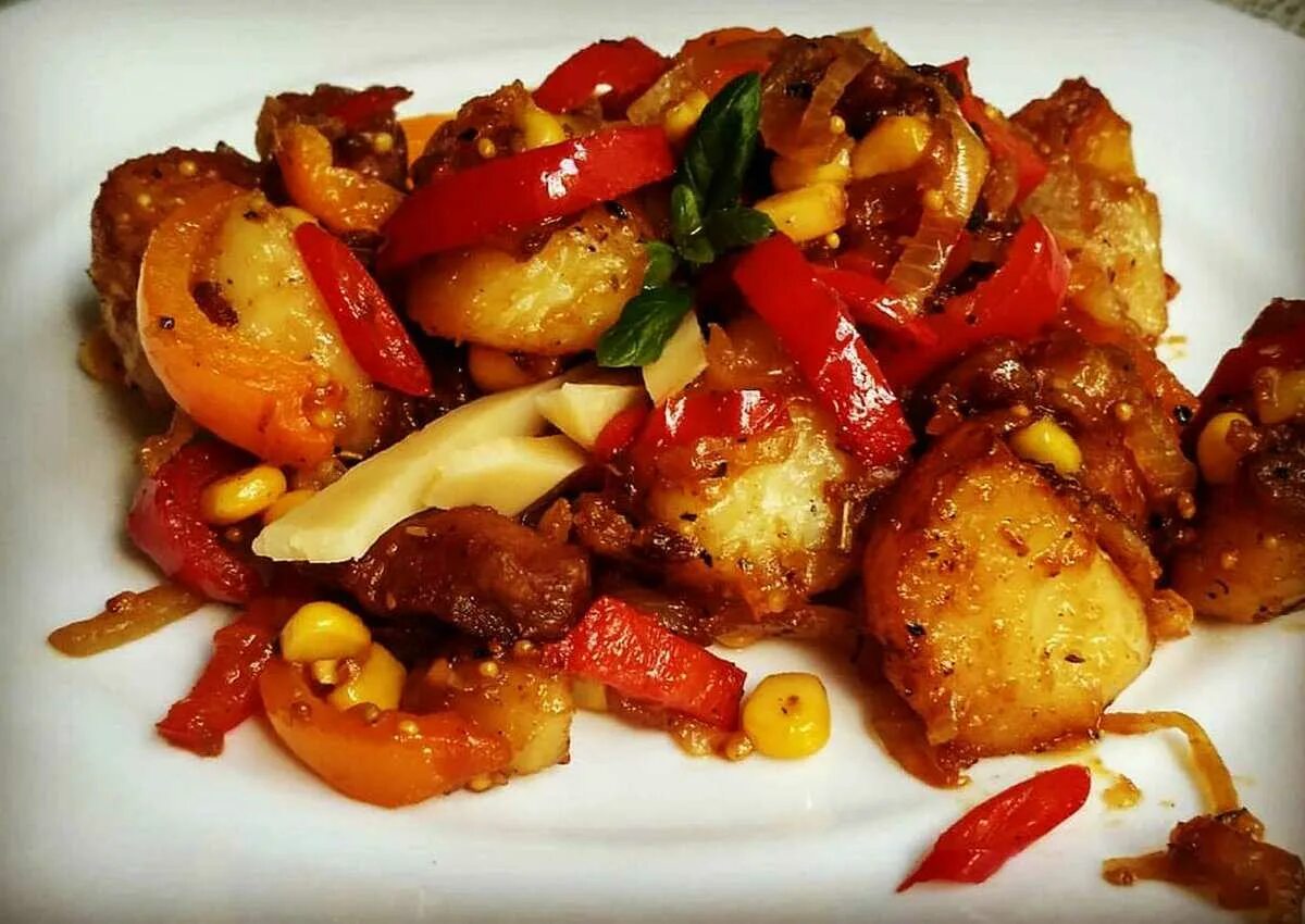 Приготовление картошки с овощами. Жареная картошка с овощами. картошка с мясом и овощами. жареная картошка с мясом и овощами. картошка с перцем и помидорами.