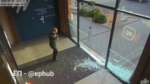 Не заметил стекло