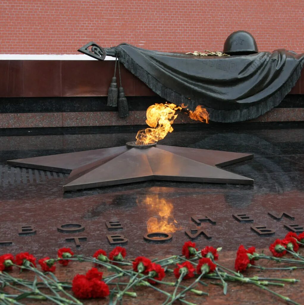 9 мая вечный огонь. 9 мая вечный огонь. Смоленск пламя героев. Изображение вечного огня. Гвоздики у вечного огня.