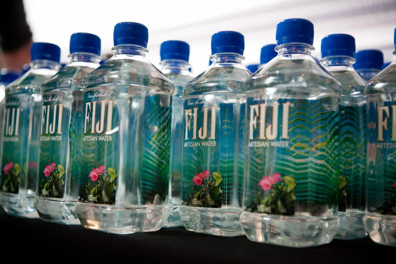 Самая дорогая питьевая вода в бутылках. Fiji вода. Красивые бутылки для воды. Самая дорогая бутылка воды.
