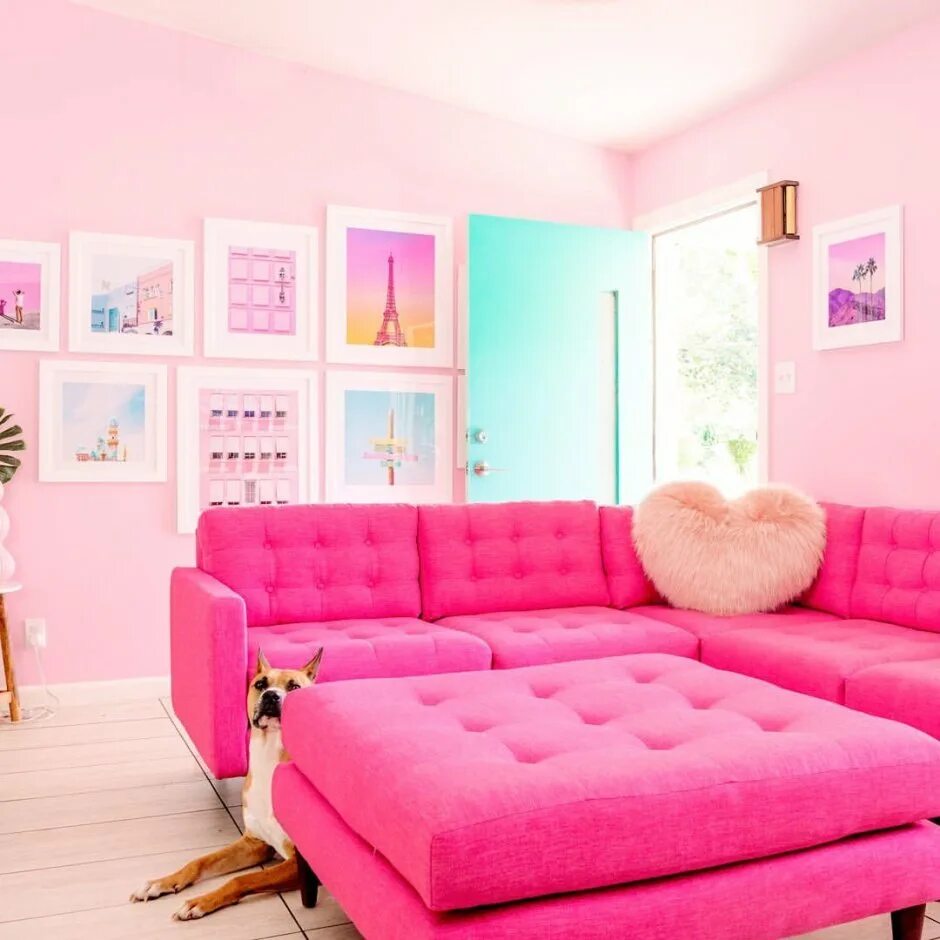 Где продается розовая. Розовый диванчик. Розовый диван в интерьере. Ярко розовый диван. Пушистый розовый диван.
