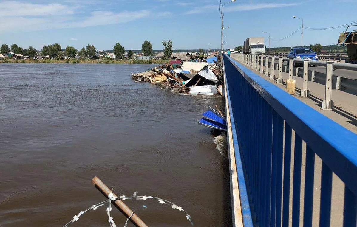 Наводнение мост. Тулун наводнение мост. наводнение в иркутской области 2019 мчс. наводнение река ия тулун иркутская. река ия в тулуне.
