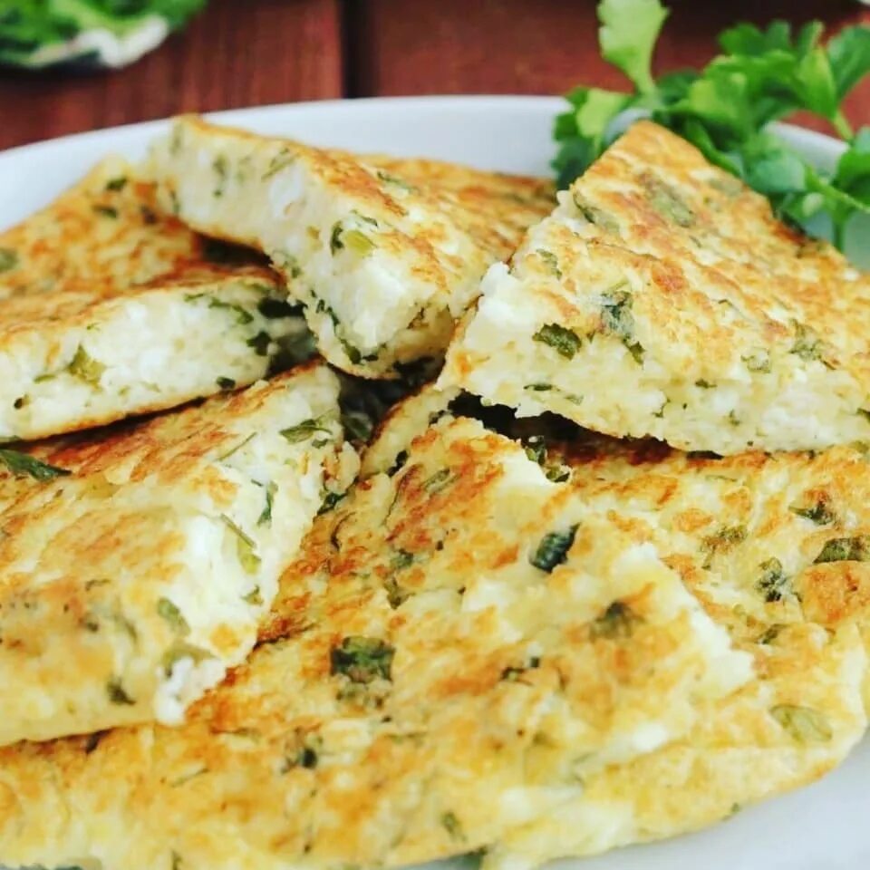 хачапури по-аджарски из творога. пп хачапури по аджарски. ленивые хачапури (сырные лепешки). пп хачапури на сковороде. хачапури с творогом и зеленью.