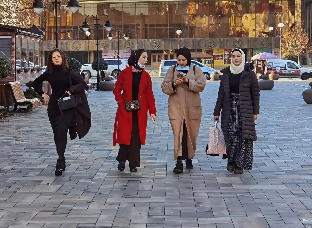 Чеченки в Грозном 2021. Чеченская одежда для женщин Повседневная. Одежда чеченских женщин на улице. Грозный девушки на улице.