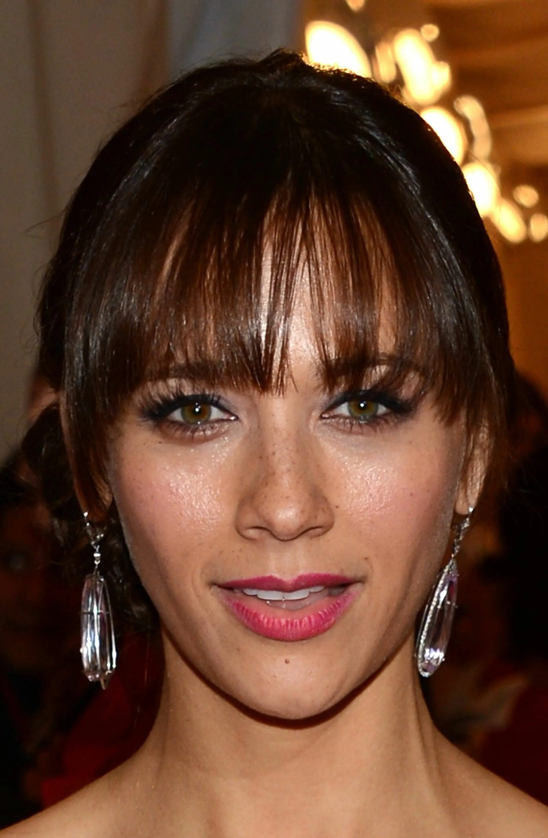 Rashida Jones face. Знаменитости с вытянутым лицом. Знаменитости с овальным лицом. Челка для треугольного лица.