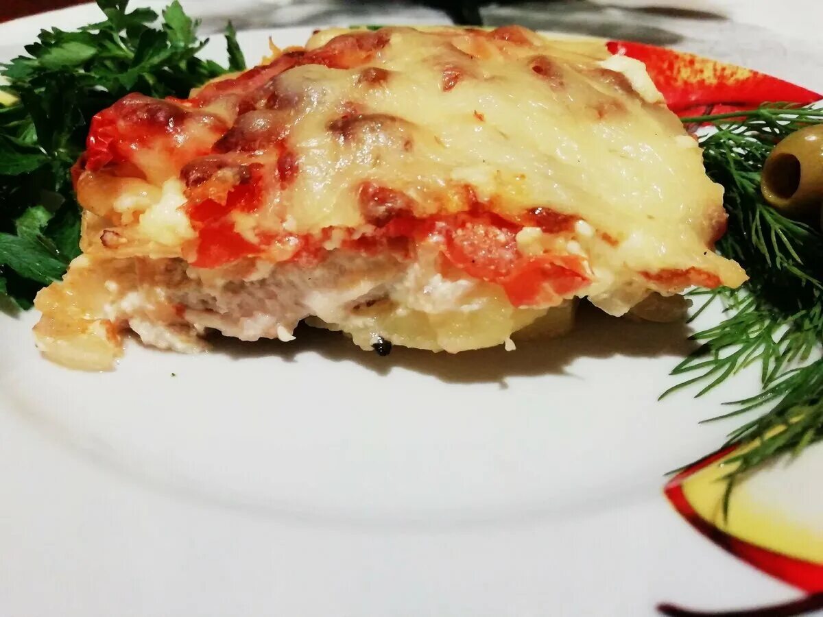 Куриная грудка запеченная с помидором и сыром. Куриное филе под сыром. Индейка запеченная под сыром. Филе с сыром в духовке. Филе индейки под сыром.