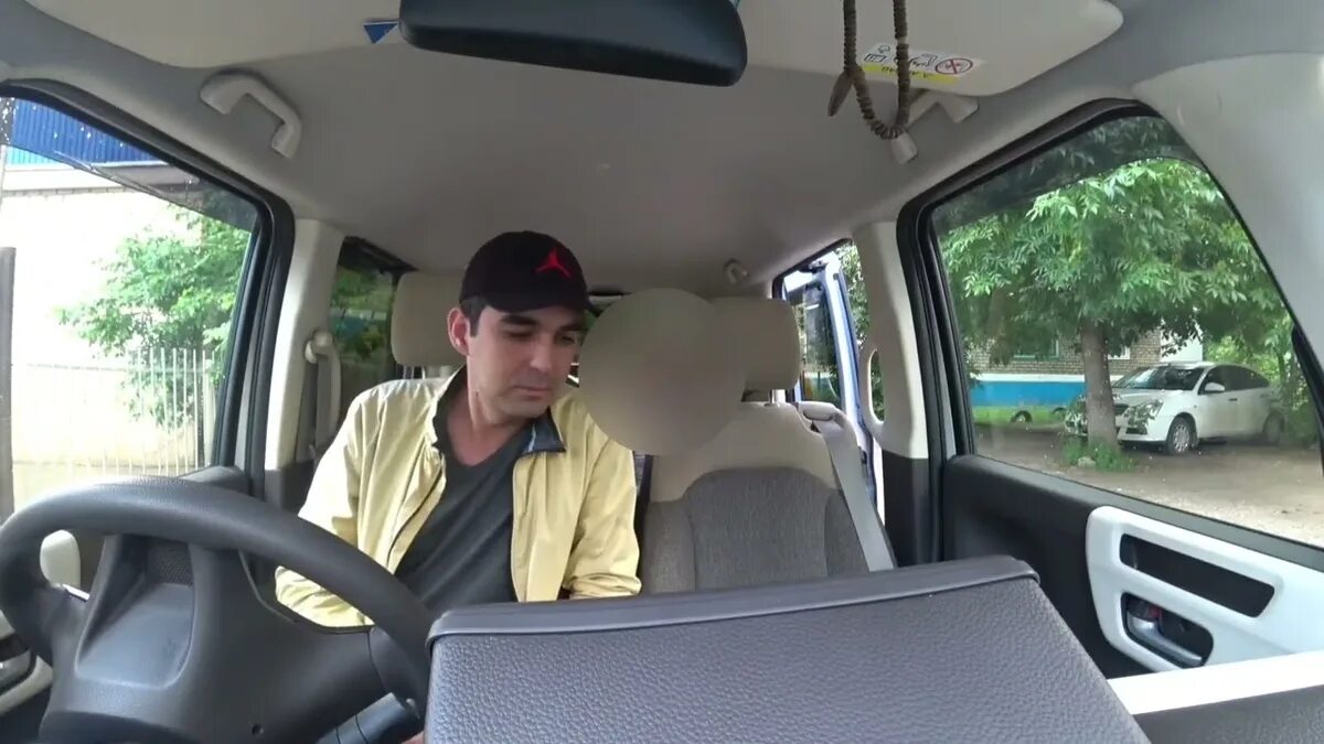 Таксист который подвозит людей после смерти фильм. Водитель такси в маске. Таксист в азии подвез парня в костюме фильм. Таксисты могут подвезти. Шофер такси.