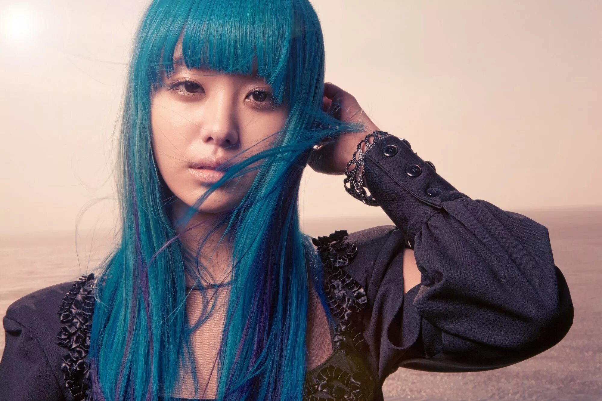 Поющий волос. Song Ji Eun Blue hair. Song Ji Eun с синими волосами. Синяя челка. Голубые волосы с челкой.