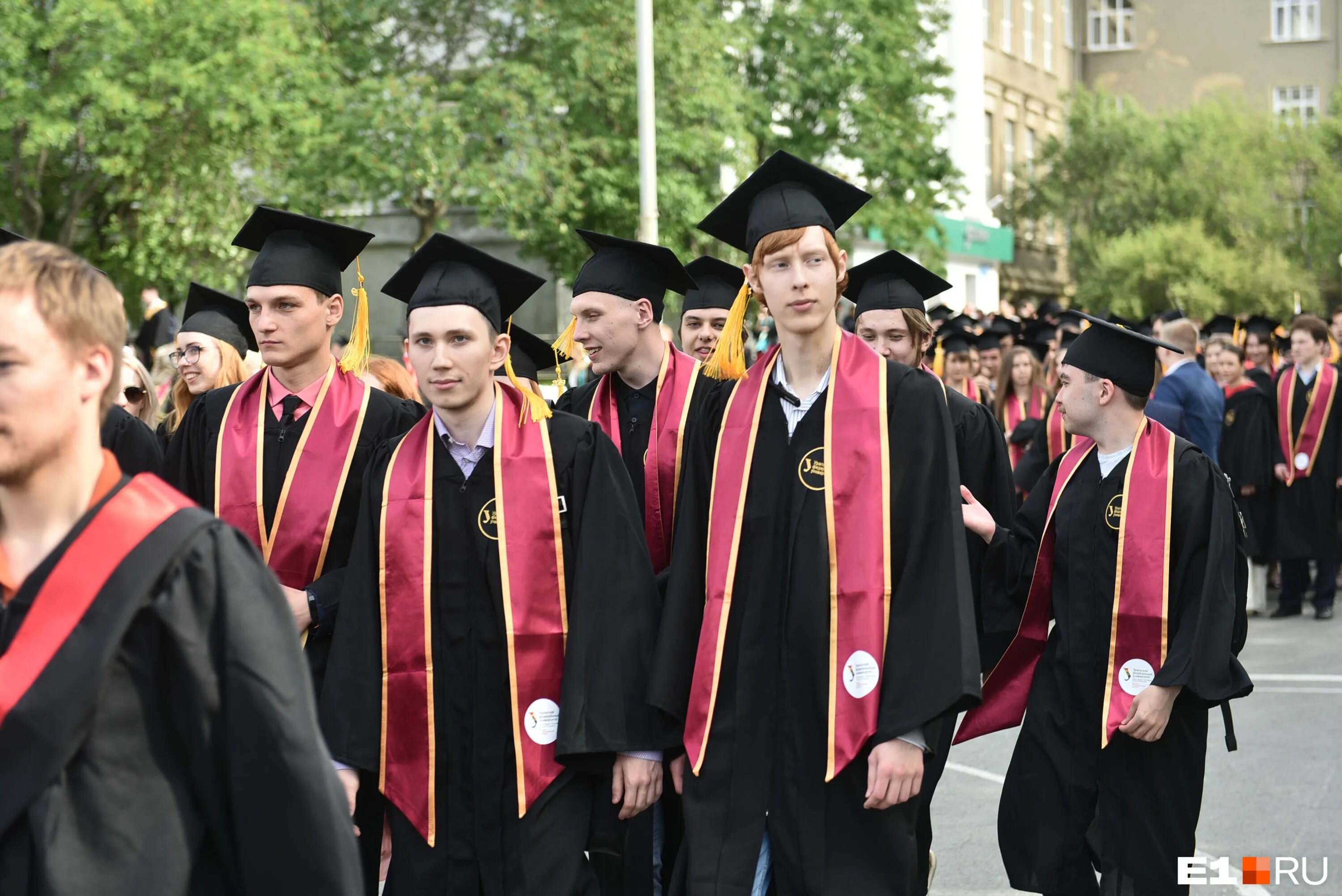 Кого можно назвать известным выпускником урфу. Кого можно назвать известным выпускником урфу. Выпускной урфу 2022. Выпускной урфу. Выпускник вуза.