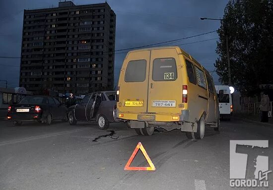 Маршрутное дтп. Авария маршрутки Тольятти. Аварии Тольятти микроавтобусы. Авария с маршруткой до Бирюзова. Зеленый бусик авария Орел.