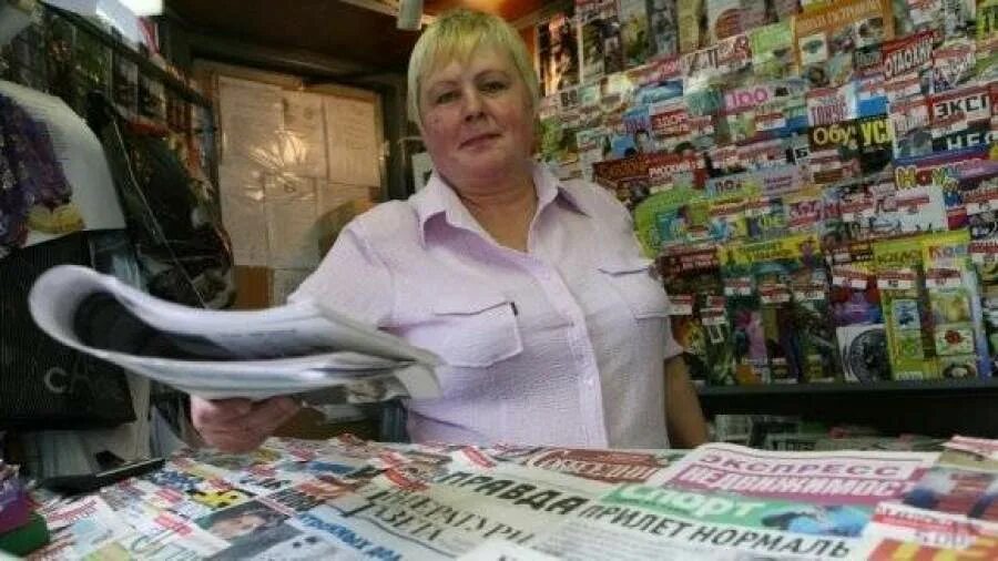Печатные сми фото. Вечерняя москва газета толстушка. Продавец газет киоск. Продавщица в ларьке. Продавец печатной продукции.