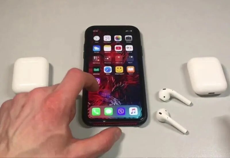Подключить новый кейс airpods. Подключенные айрподсы к айфону. airpods 1 кнопка сопряжения. аирподс 2 подключение к айфон. подключение airpods 2 к iphone.