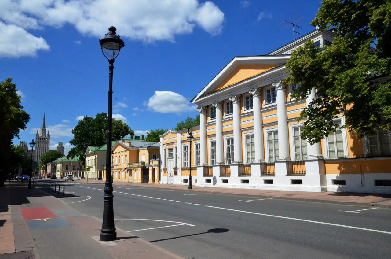 Флигель усадьбы Снегирева. Площадь Чайковского Москва. Усадьба Гончарова в Москве. Усадьба Снегирева первой четверти XIX века (улица Плющиха, д. 62, стр. 2).