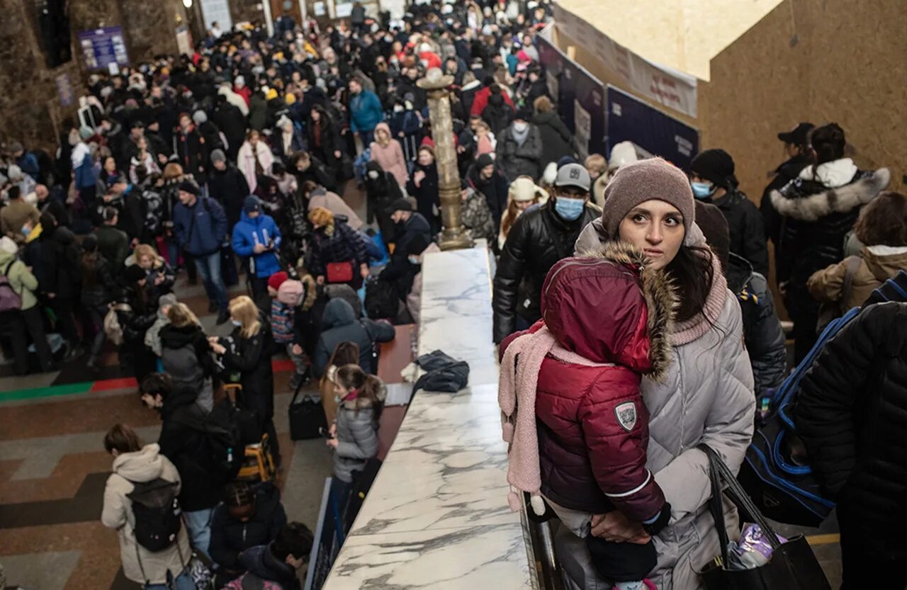 Беженцы с Украины. Беженцы на вокзале. Беженцы из Украины на вокзале. Украинские беженцы на вокзале. Жители харькова покидают город