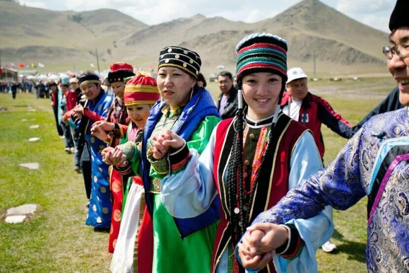 Красивый алтаец. Национальный костюм бурятов забайкалья. Алтайцы буряты. Сартулы монголии. Народы бурятии.