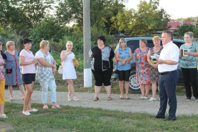 Пос Мирный Новопокровский район Краснодарский край. Сход граждан в сельском поселении на улице. Собрание жителей сельского поселения летом. Летний сход граждан. Погода новопокровском районе п новопокровский