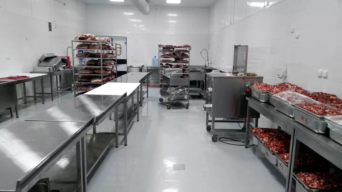 разделочный цех. мясной заготовочный цех. мясной цех. знаменитое аргентинское мясо. салатный цех.