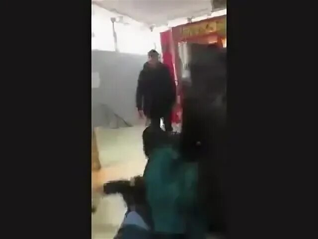 Дагестанцы избили в метро. Избили хача. Избили хача. Русские избили кавказцев. Нападение на мужчину с ребёнком в новой москве.